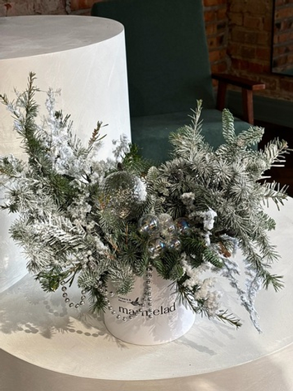 Композиция из хвои с заснеженными ветками, шарами и бусами