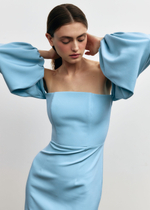 Голубое платье с открытыми плечами