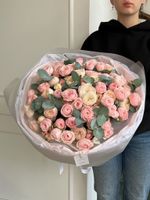 Гранд букет из кустовой пионовидной розы и эвкалипта