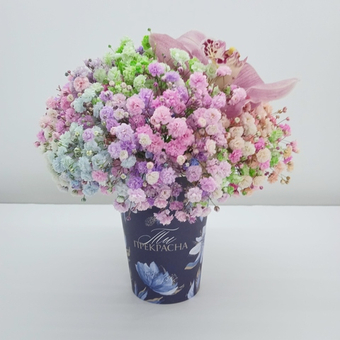 Гипсофила и орхидея в крафтовом стаканчике "Ты прекрасна"