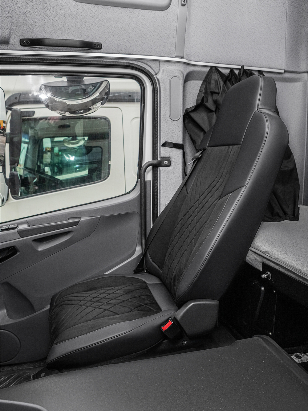 Чехлы Люкс КамАз 5490 K4 с 2014 года (экокожа, черный, черная вставка)