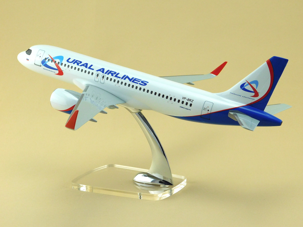 Модель самолета Airbus A320NEO (М1:100, Ural Airlines)