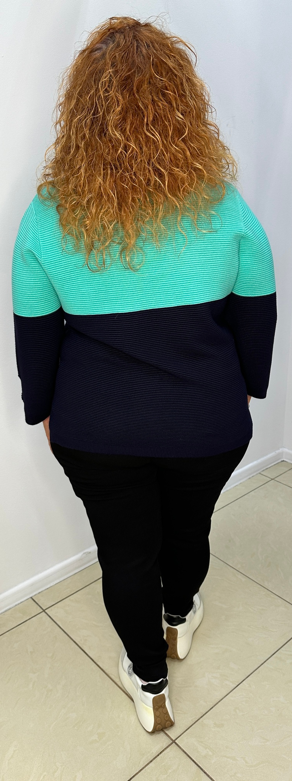 Джемпер комбинированной расцветки с бирюзовым верхом