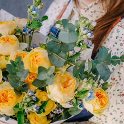 146. Солнечный букет из пионовидных роз и оксипеталума