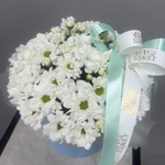 Композиция в шляпной коробке из ромашек и хлопка