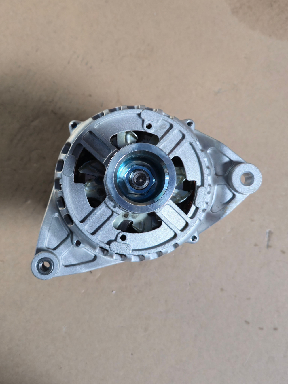 Генератор маз, лаз, Урал дв.ЯМЗ ЕВРО-3 поликлиновой шкив, монокронштейн 28В 75А Автоэлектрика