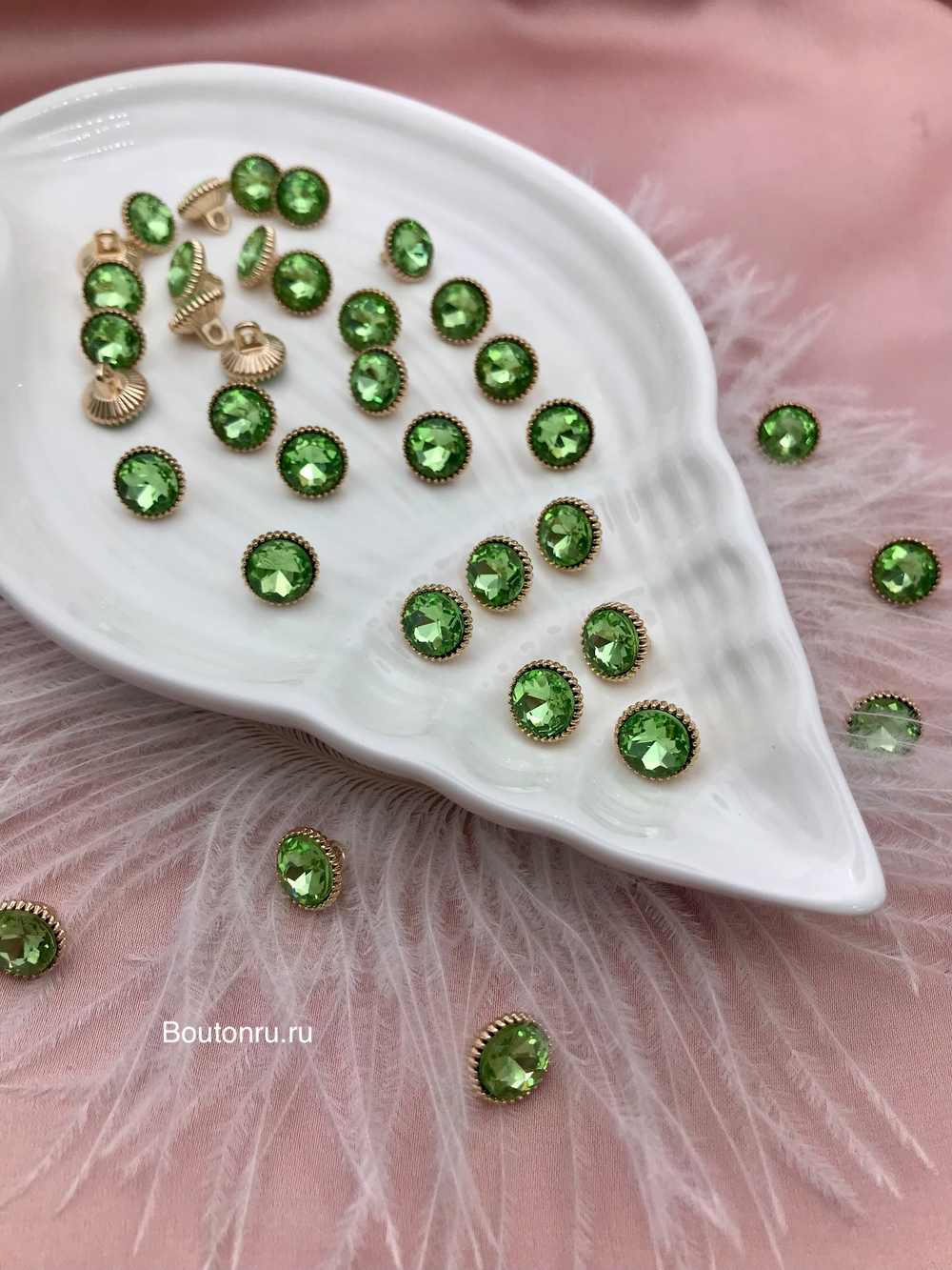 Пуговицы стразы зеленые в золоте на ножке