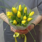 Букет из желтых тюльпанов с берграссом 11 шт