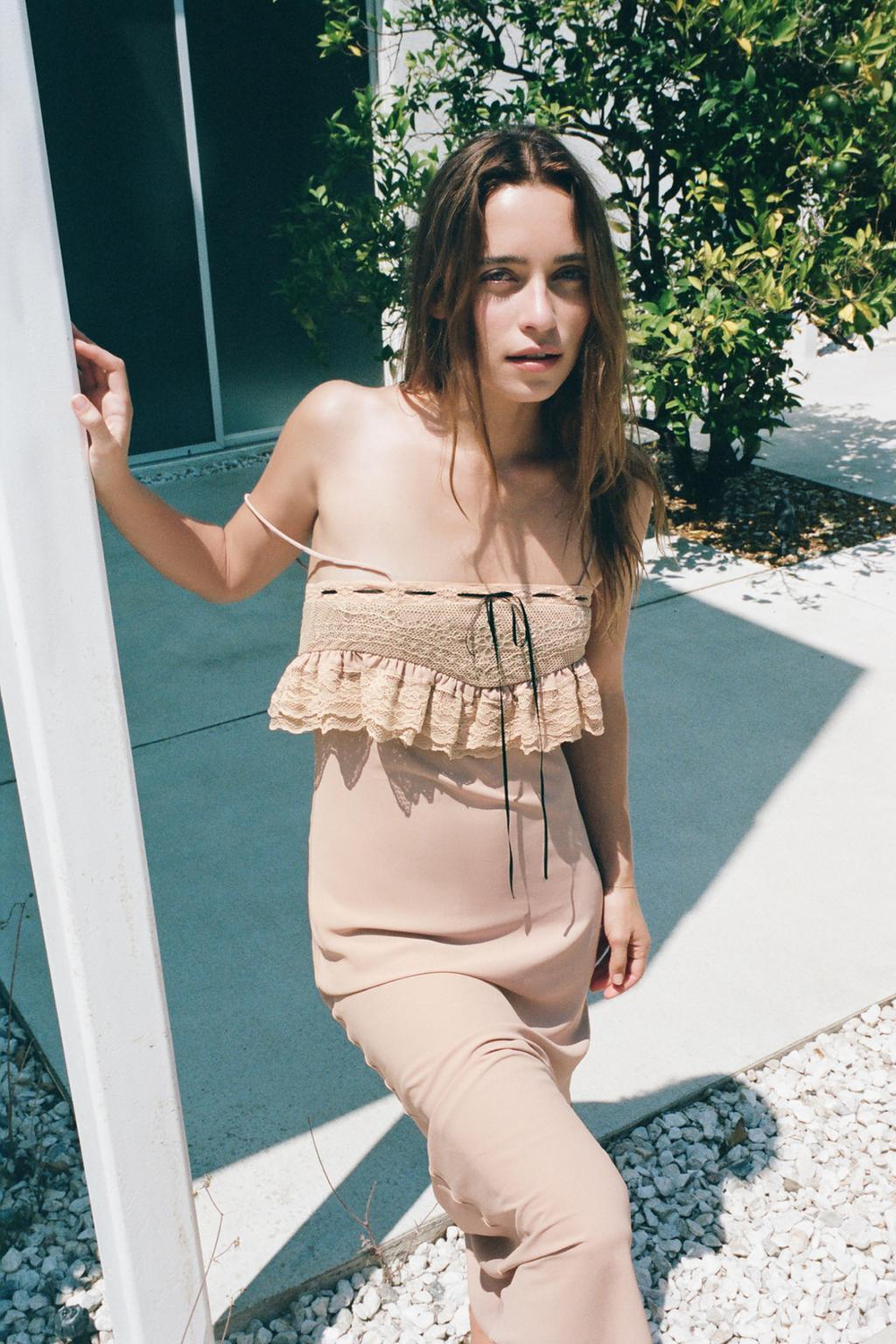 ZARA ПЛАТЬЕ С КОНТРАСТНЫМ БАНТОМ И ВЫШИВКОЙ, ПАСТЕЛЬНО-РОЗОВЫЙ