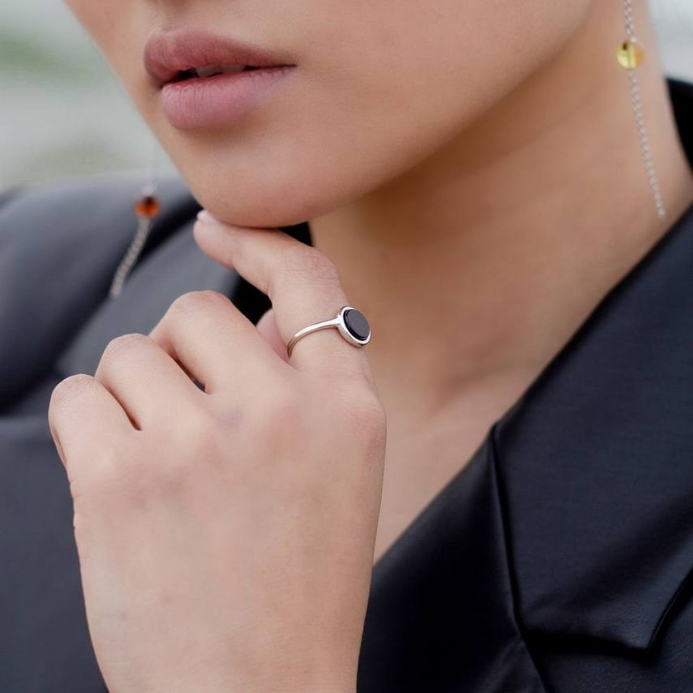 Кольцо Тонкое с кругом вишневый янтарь