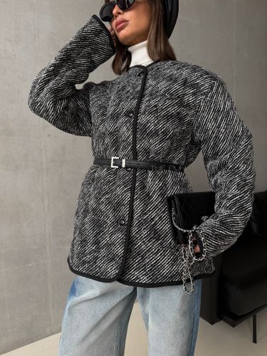 Черная куртка из твида с фигурной стежкой