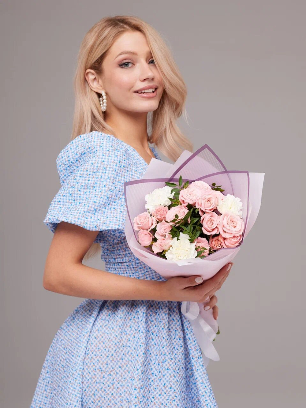 Букет из свежих цветов Prezent купить с доставкой, кустовые розы, диантусы, зелень