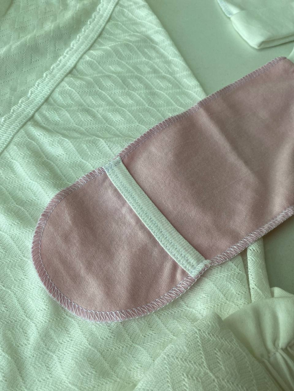 Комплект на выписку "Перышко" 4-пр (плед, комбинезон-кнопка,шапочка, пояс-бант) (Цвет: Бело-розовый)