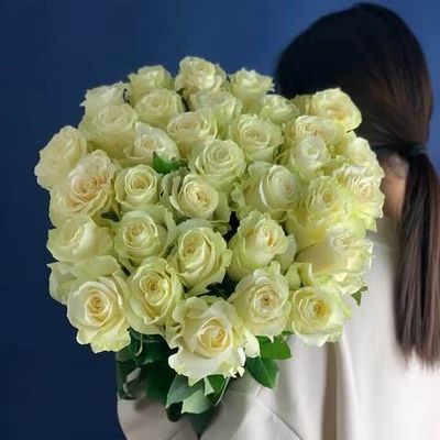 25 белых роз Эквадор под ленту