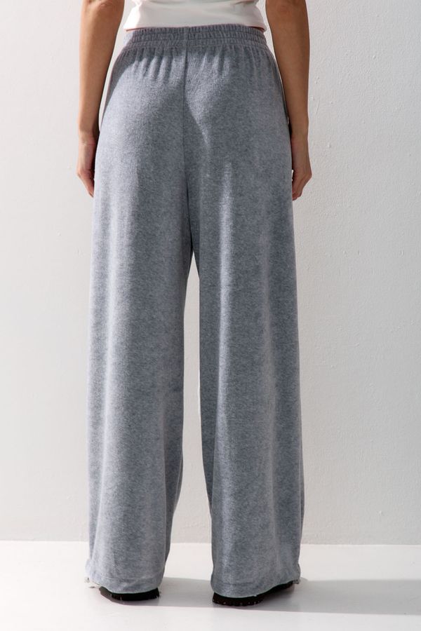 Широкие брюки на резинке из велюровой ткани цвета серый меланж