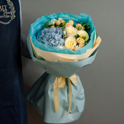 Пионовидные розы с голубой гортензией в стильном оформлении