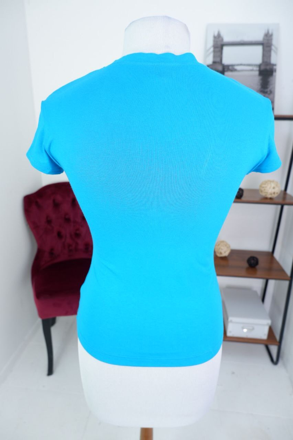 Футболка с декольте яркая 42 размер