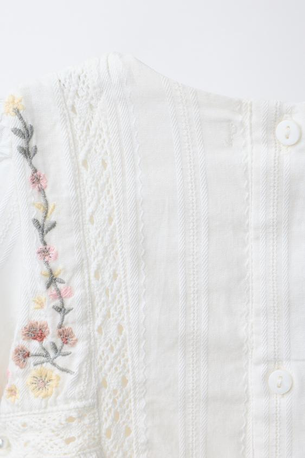 ZARA ПЛАТЬЕ И ТРУСИКИ С ЦВЕТОЧНОЙ ВЫШИВКОЙ, ЖЕЛТОВАТО-БЕЛЫЙ