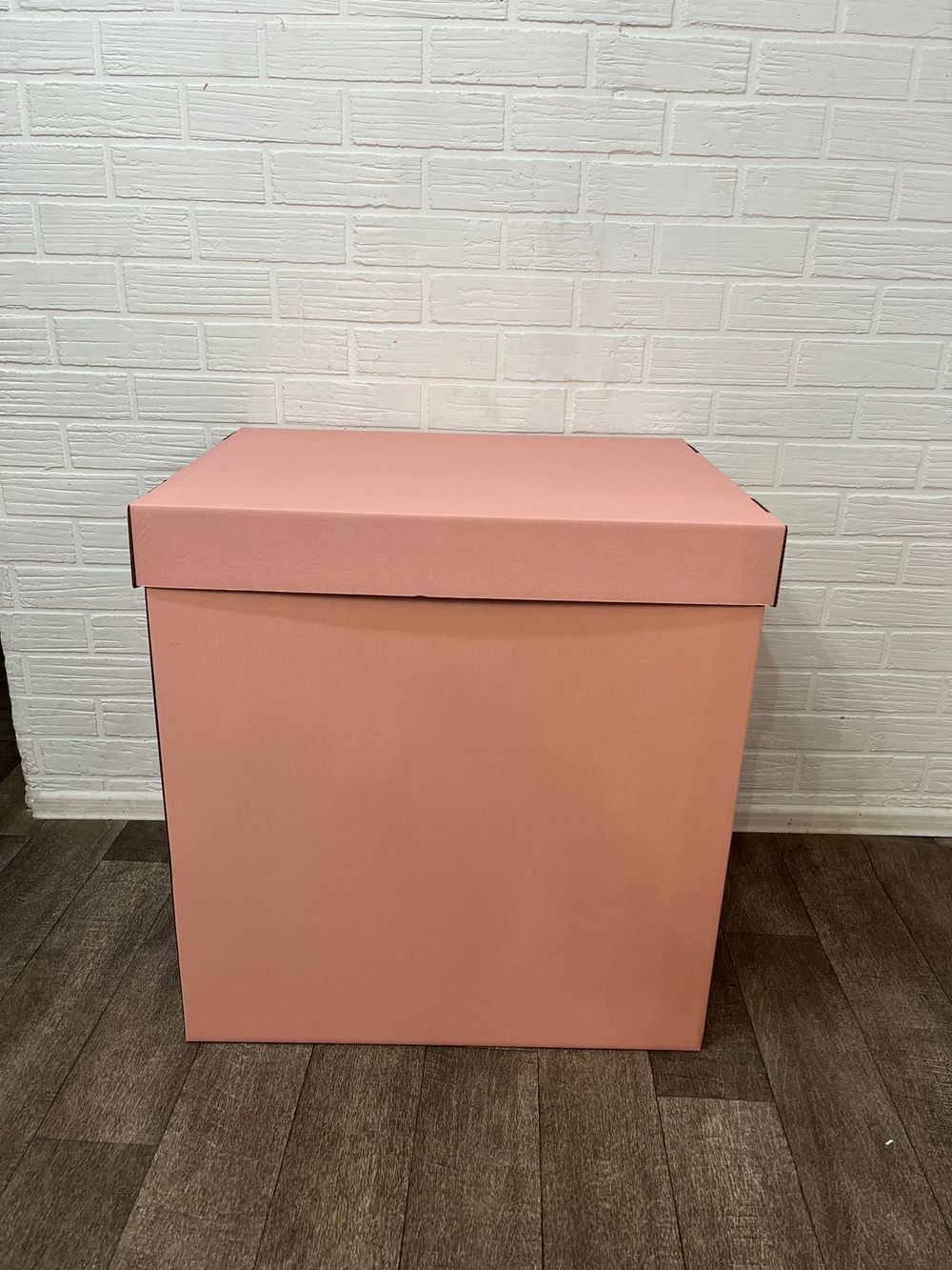 Большая коробка сюрприз для шаров персиковая (60х60) с надписью и бантом