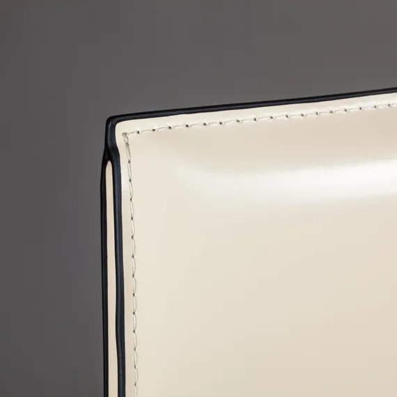 Стул с подлокотниками Barrie бежевая кожа