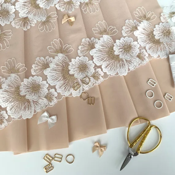 Вышивка на сетке молочная/золото 21 см