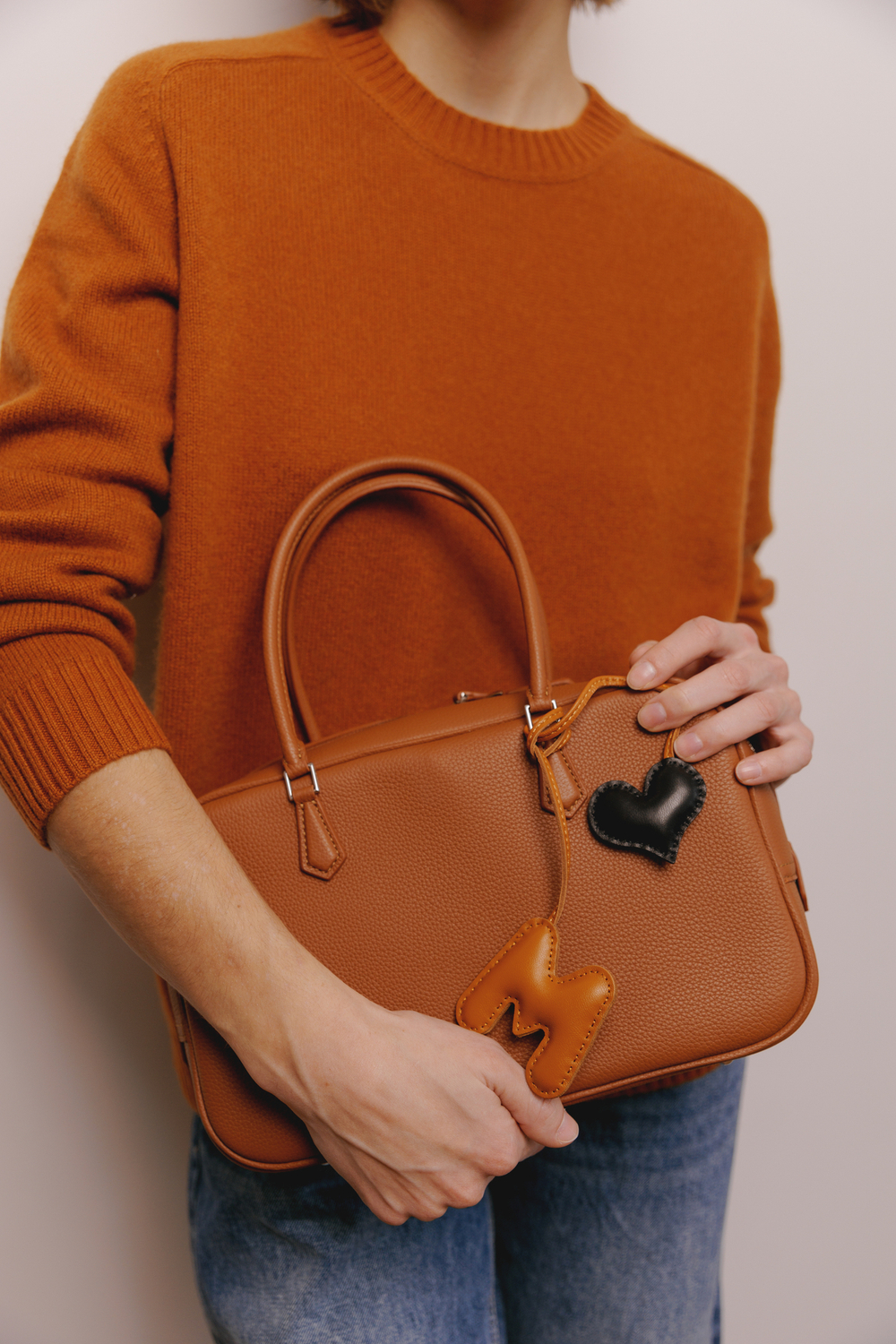 Брелок LOVE карамельного цвета