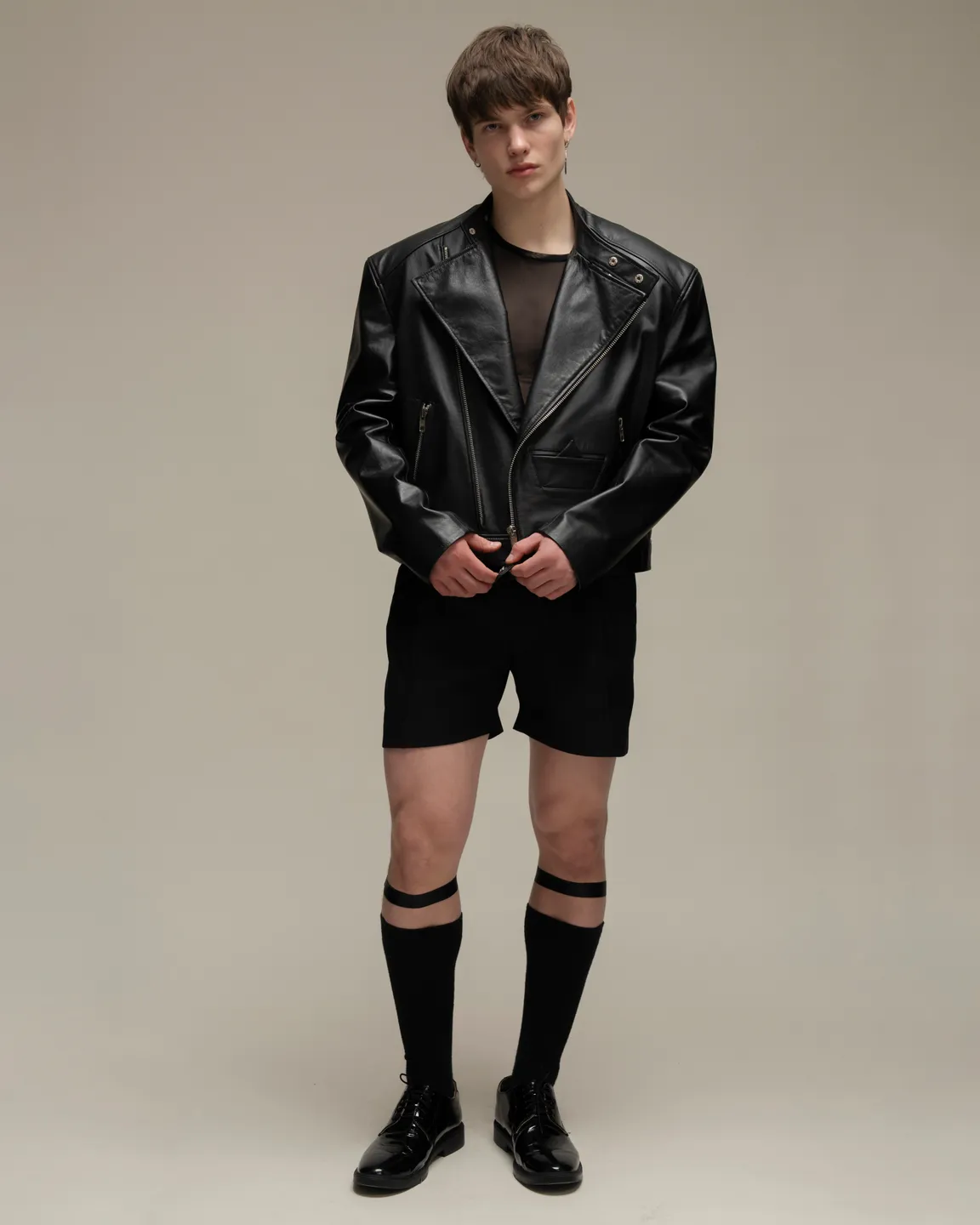 Черная кожаная куртка 