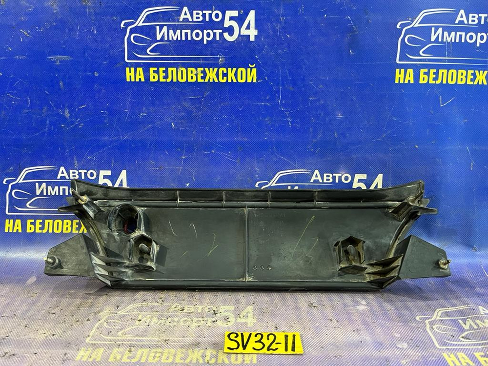 Вставка в багажник центральная TOYOTA VISTA 1993