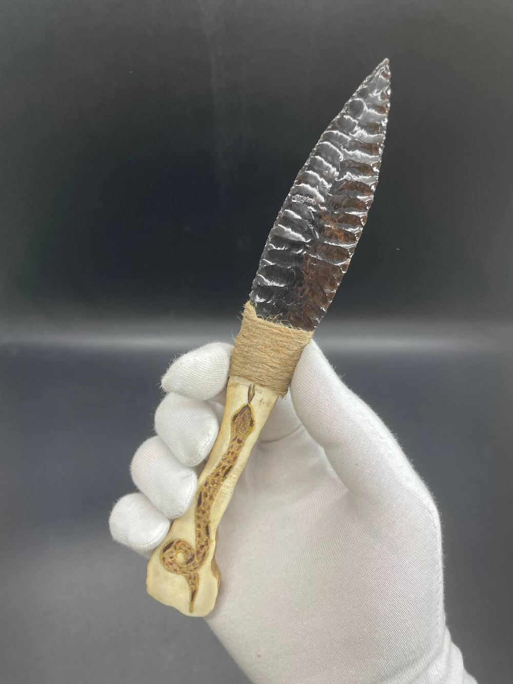 Обсидиановый нож с рукояткой из рога оленя с рисунком змеи 18 см