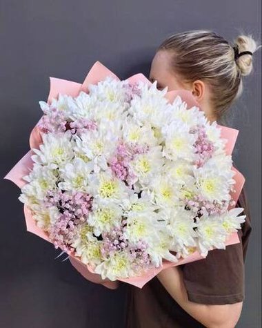 Букет из 7 кустовых хризантем сорта "BALTICA WHITE" и розовой гипсофилой