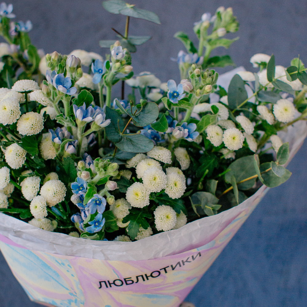 142. Романтичный стойкий букет с оксипеталумом и сантини