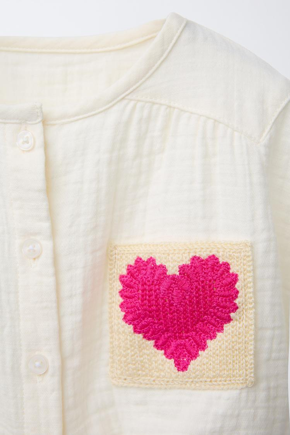 ZARA РУБАШКА ИЗ РЕЛЬЕФНОЙ ТКАНИ С КАРМАНОМ «СЕРДЦЕ», ЭКРЮ