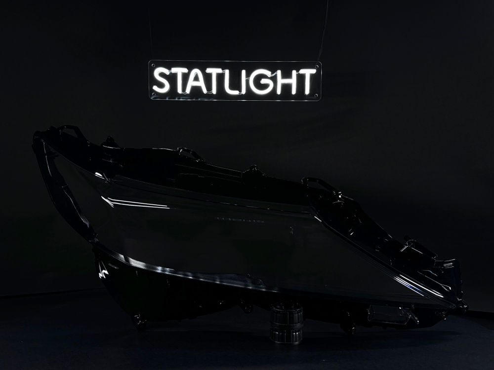 Правое стекло фары Toyota Camry XV70 рест 2017-2020