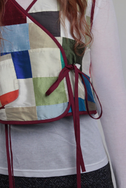 Жилет из шелка с мехом