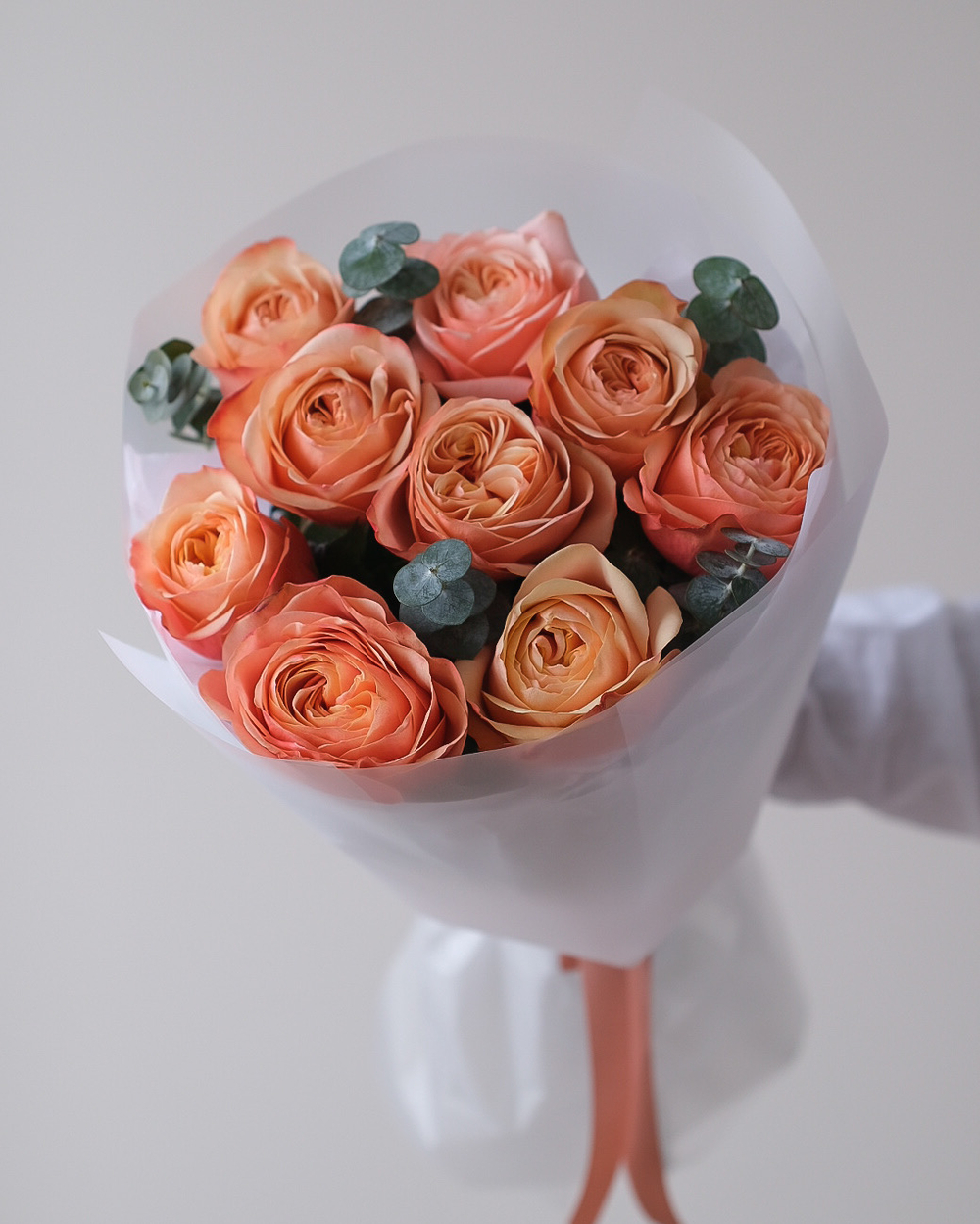 Моно из персиковых роз Кахала с эвкалиптом