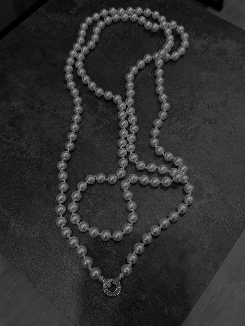 Нить 160 см белого жемчуга Swarovski диаметром 1 см с серебряной застежкой из цирконов