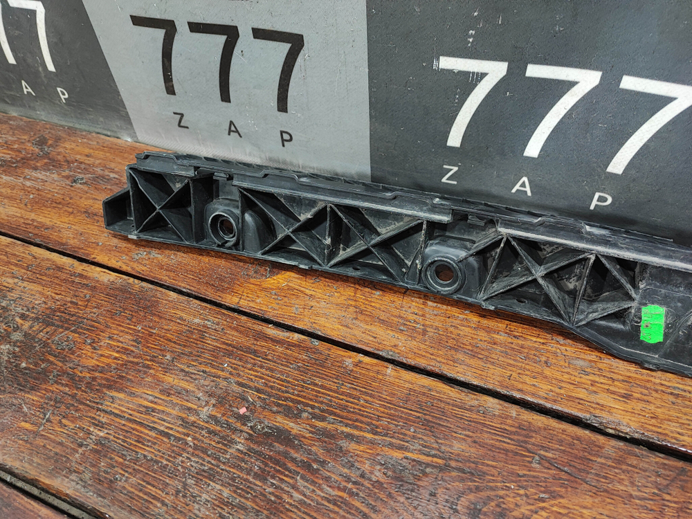 Кронштейн заднего бампера Volkswagen Tiguan 2 16-20 Б/У Оригинал 5NR807863