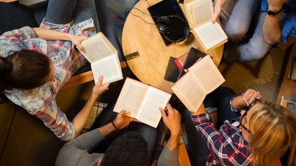 Что мы читаем в книжном клубе «Əli və Nino» в июне