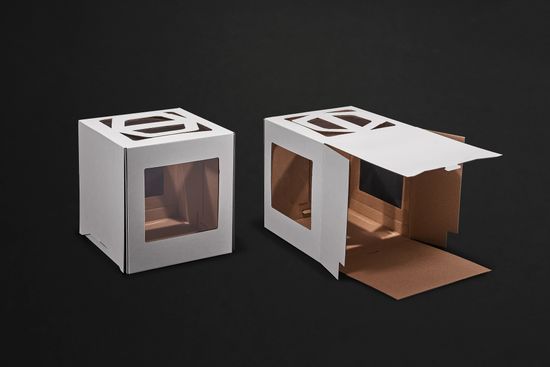 Короб 26 х 26 х 28 см с ручкой и 3 окнами для тортов до 3 кг