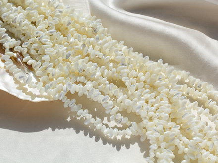 Нить бусин из перламутра Капли, 3,7х7,5мм