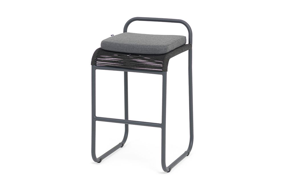 "Ането" стул барный плетеный из роупа, каркас алюминий темно-серый (RAL7024) муар, роуп темно-серый круглый, ткань темно-серая 027