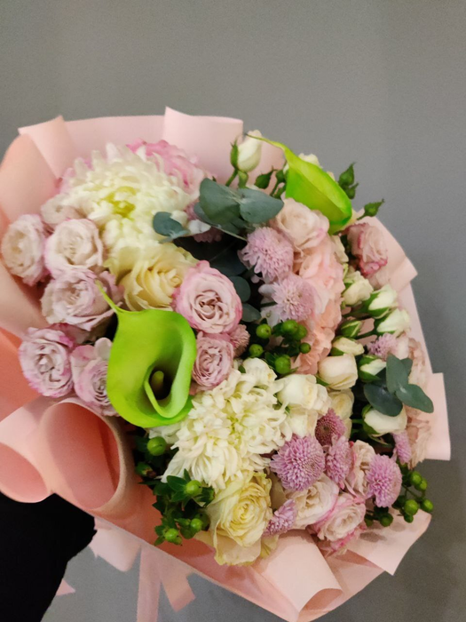 Интересный букет с каллами и гортензией