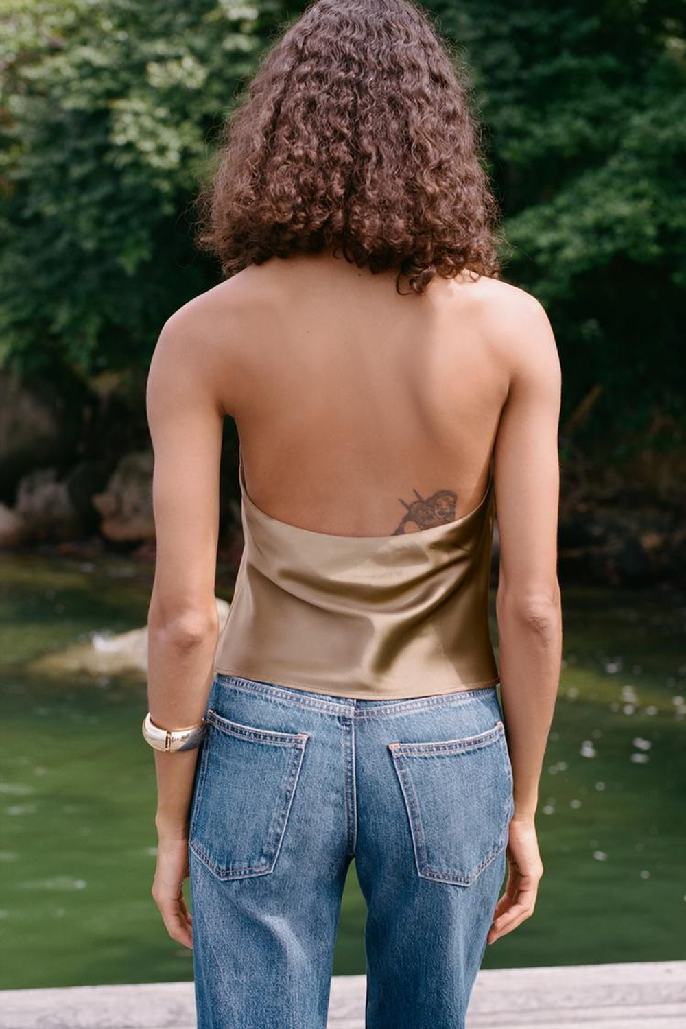 ZARA АТЛАСНЫЙ ТОП С ГОРЛОВИНОЙ ХАЛТЕР, МЯГКИЙ КАШТАНОВЫЙ