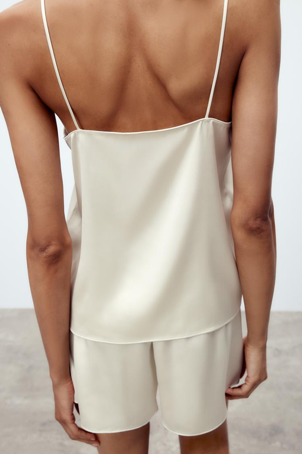 ZARA АТЛАСНЫЙ ТОП В БЕЛЬЕВОМ СТИЛЕ, ЖЕЛТОВАТО-БЕЛЫЙ