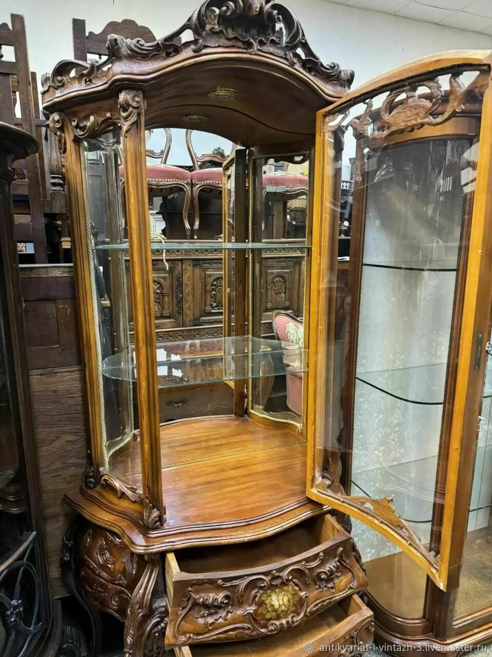 Витрина в стиле барокко. Италия