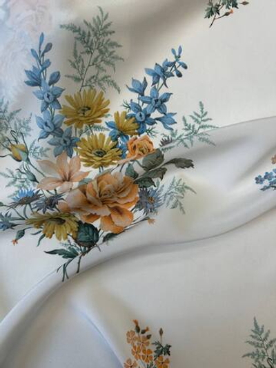 Шелк Alexander McQueen белый с цветочным принтом