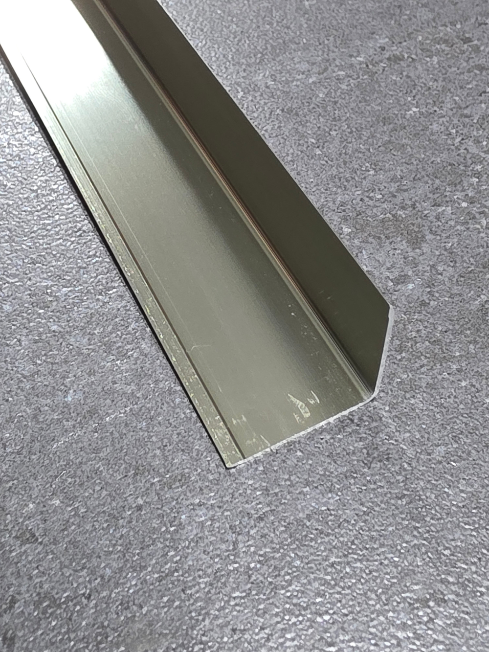 Угол 20*20мм "DO-1" 2,7м Шампань (бронза св.) глянец анод. алюм.