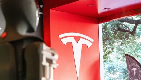 Компания Tesla продолжает привлекать внимание аналитиков и инвесторов, несмотря на сложный и перспективный ландшафт на рынке электромобилей (EV).