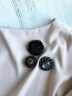 Большая декоративная пуговица-брошь с бисером и стразами