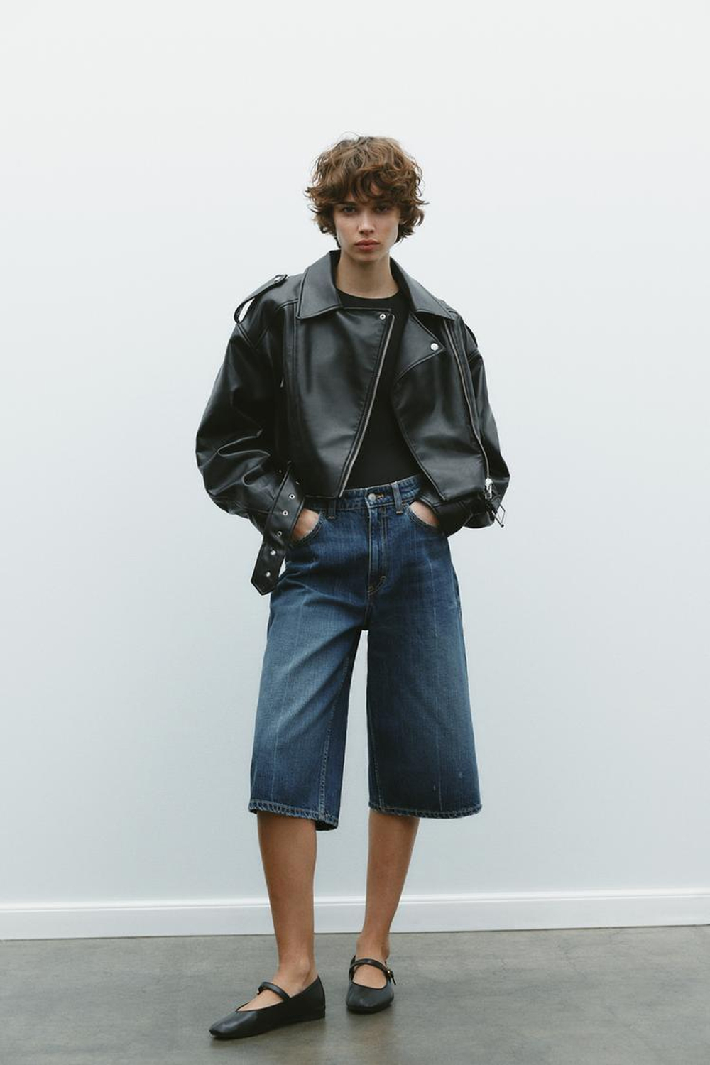 ZARA УКОРОЧЕННАЯ КУРТКА ИЗ ИСКУССТВЕННОЙ КОЖИ В БАЙКЕРСКОМ СТИЛЕ, ЧЕРНЫЙ